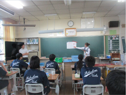 実習生が中学生に対して給食指導をする写真
