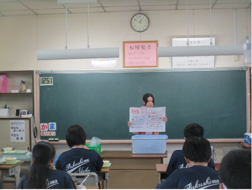 実習生が中学生に対して給食指導をする写真