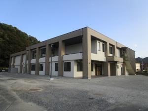 ベージュと茶色の外壁をした渡利学習センター新館の外観写真