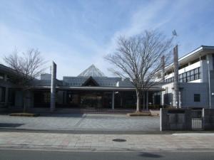 正面入り口前に大きな木が2本ある蓬莱学習センターの外観写真