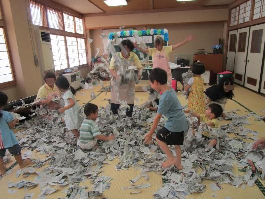 新聞紙で遊ぼう
