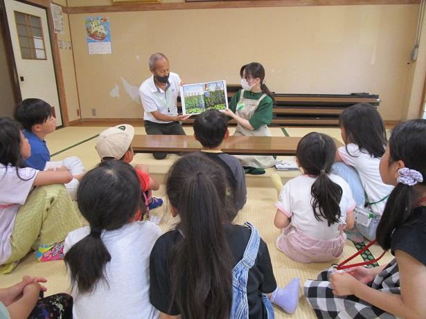 絵本の読み聞かせ