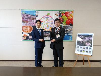 0317花見山切手シート贈呈