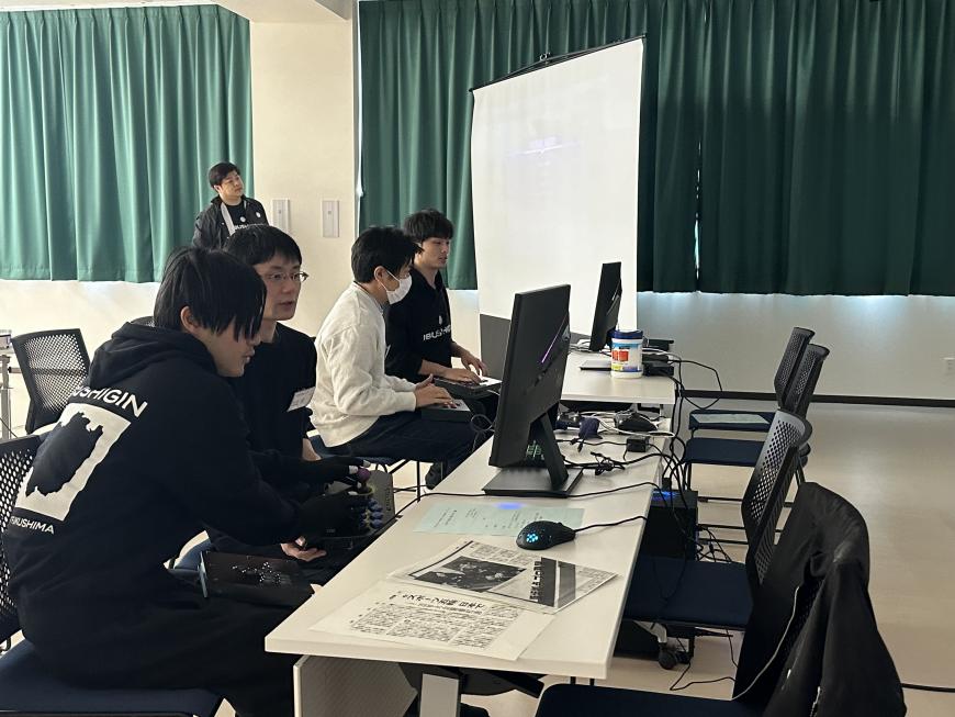2人1組でパソコンの前に座りお互い操作を習っている様子を写した写真