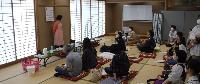 講師が参加者に説明