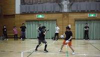 左側の人がジャブを打つ写真