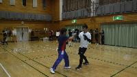 左側の人がジャブを打っている写真
