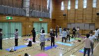 二人で向き合ってゴムを引っ張り合う運動