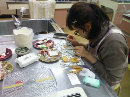 ヘクセンハウス作りに取り組む女性の写真