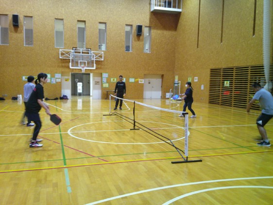 ピックルボールを行っている若者の写真