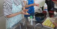 お母さんがじゃがいも餅を作るところ