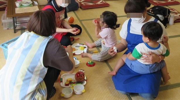 おやつを待つ間にみんなで遊ぶ様子