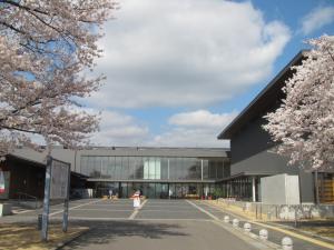 中央に駐車場がありはさむように建物が建っている飯坂学習センターの写真