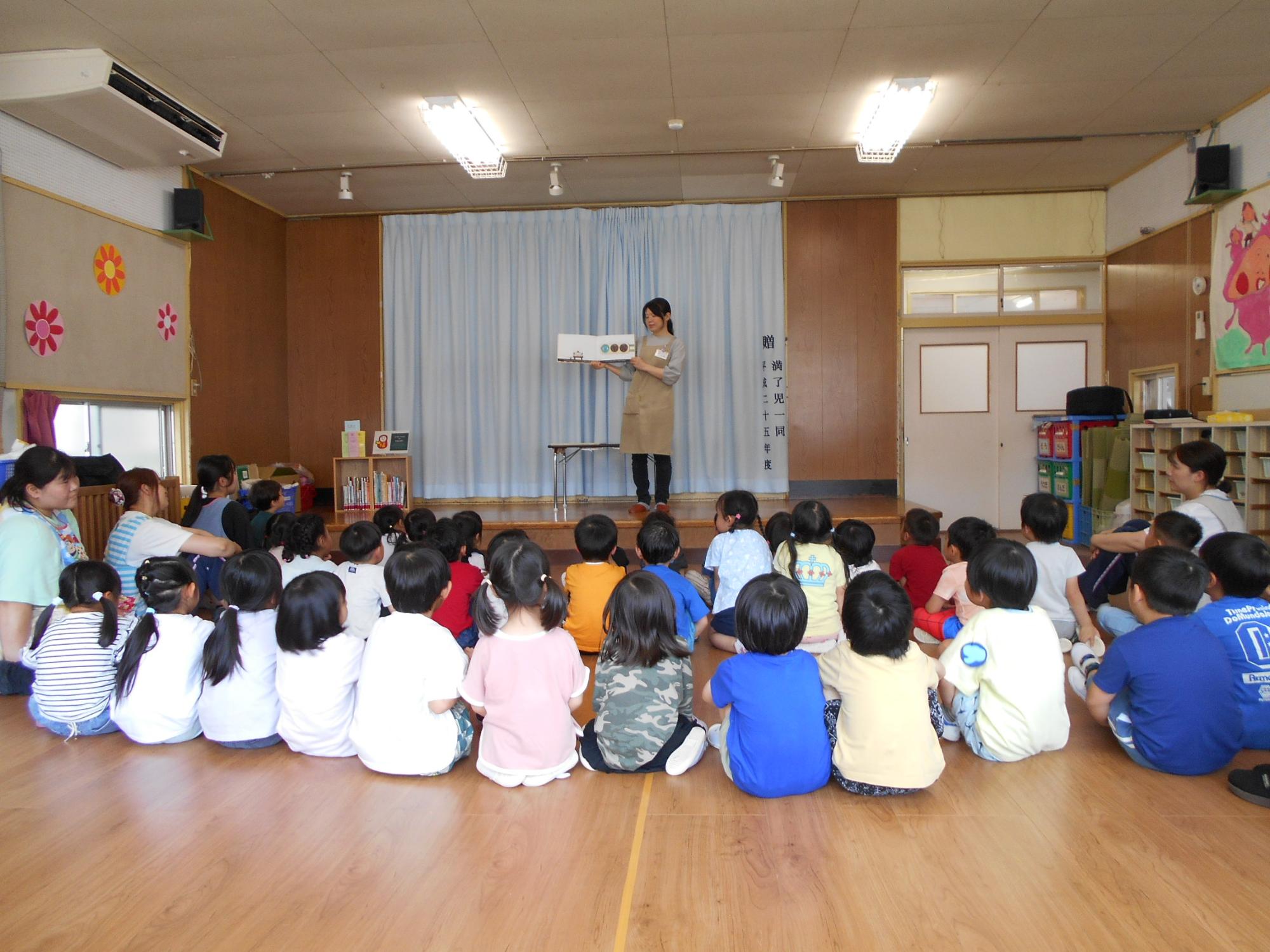 笹谷保育所の園児たちが読み聞かせを聞いている様子