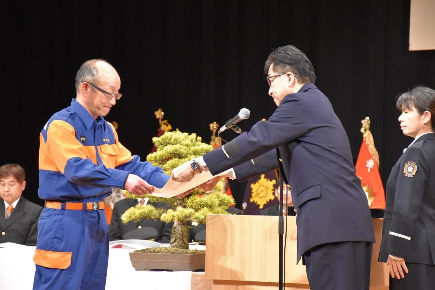 市長が消防団員の男性へ賞状を渡す様子の写真