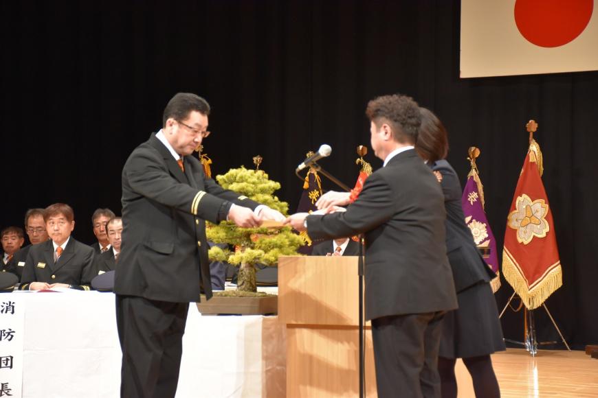 男性が福島中央ライオンズクラブ会長表彰を受け取っている写真