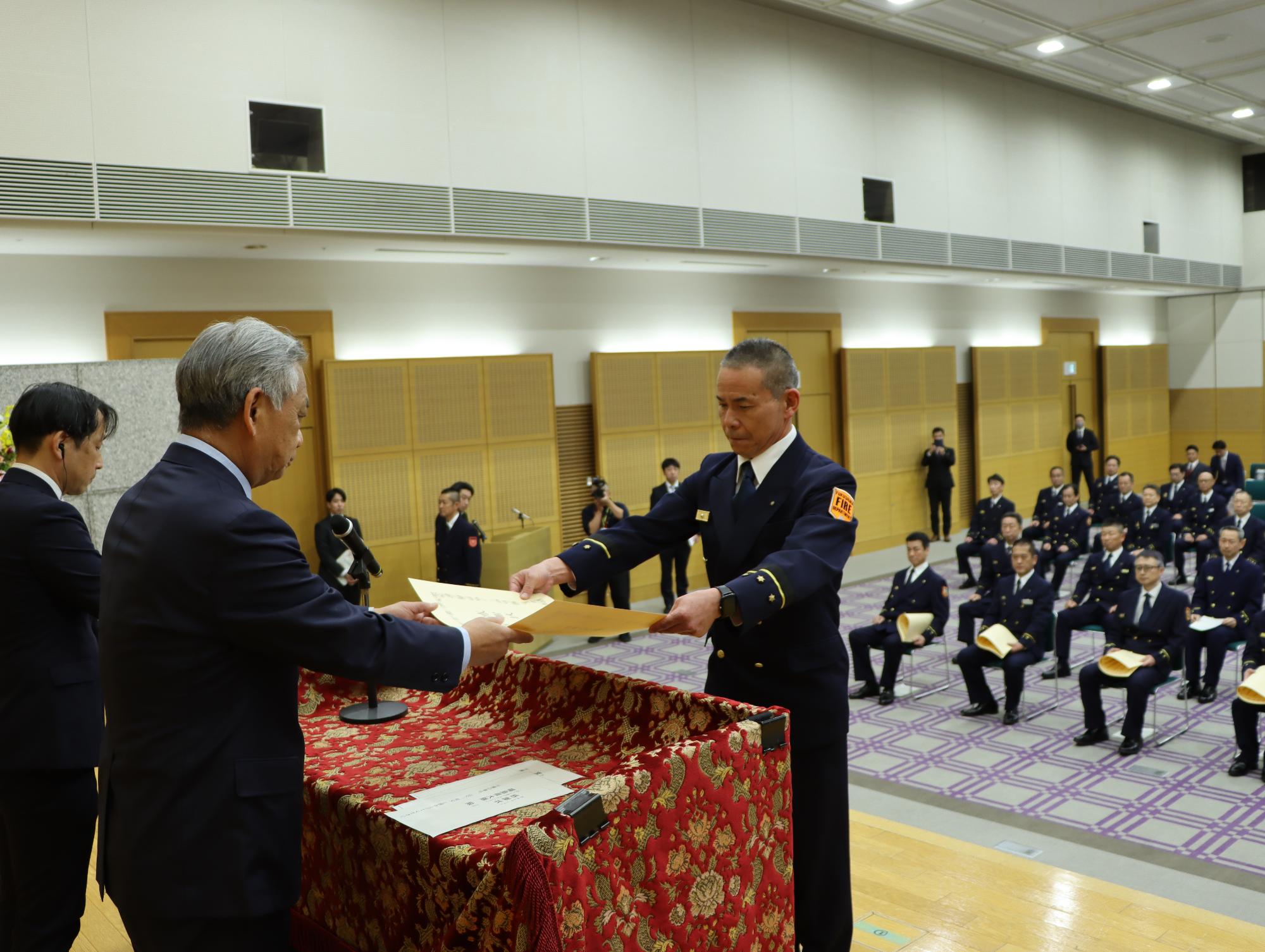総務大臣感謝状を受ける福島県大隊長