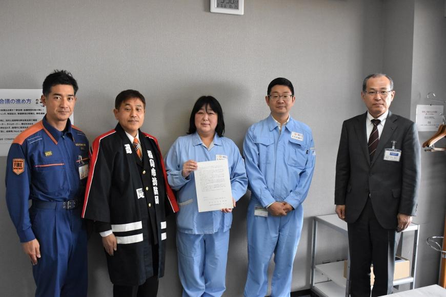 中央の女性が協力要請書を持って5名で撮影した写真