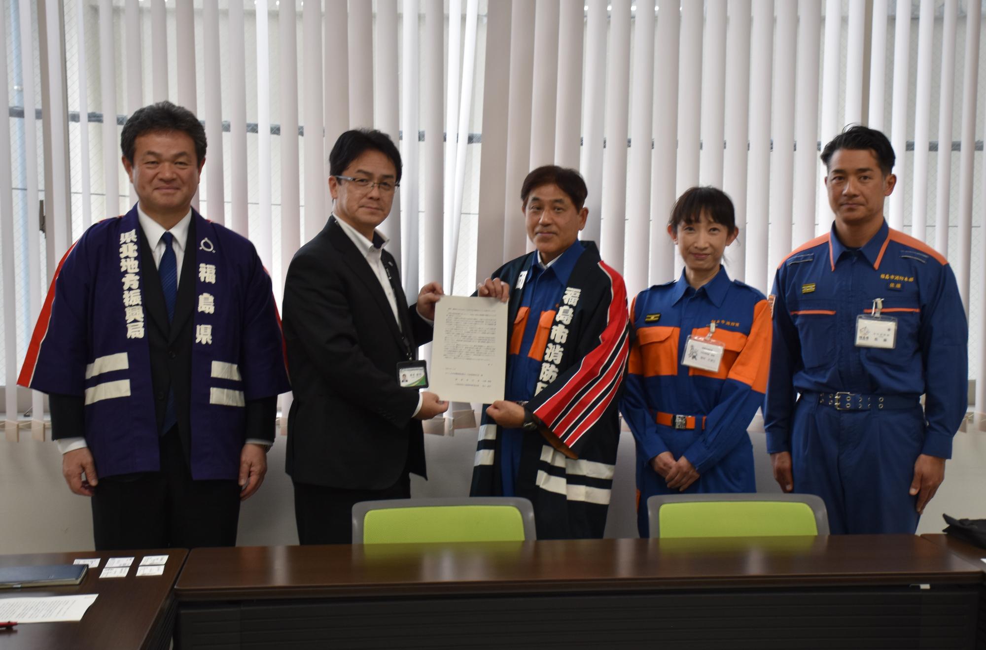 協力要請書を持って5名で撮影した写真