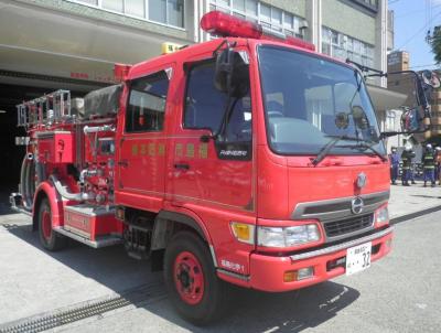 燃料などを取扱う火災に使用する真っ赤な化学車の写真
