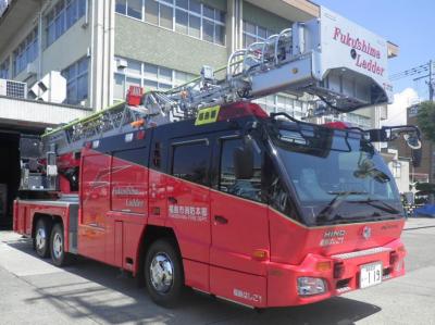 車体が大きく「福島市消防本部」と書かれた真っ赤なはしご車を斜め前方から写した写真