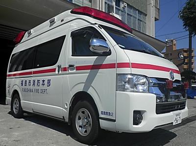 車体が白く赤いラインの入った救急車の写真