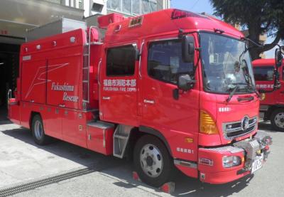トラックをベースにした真っ赤な救助工作車の写真