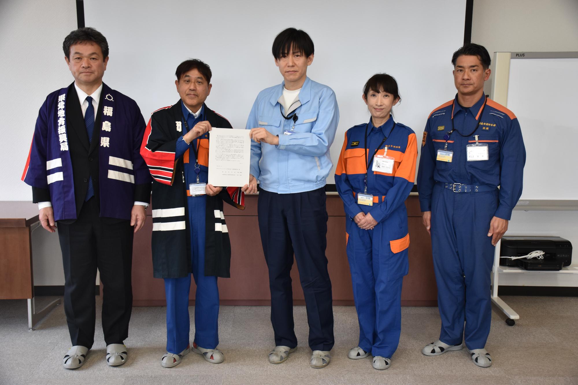 協力要請書を持って5名で撮影している写真