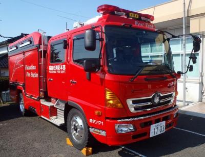 赤色のワイドランプを持ち車体が真っ赤な水槽付消防ポンプ自動車の写真