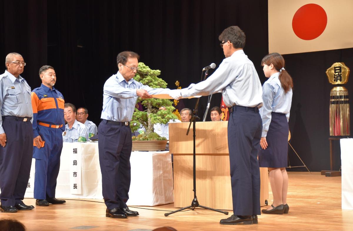 日本消防協会定例表彰の受章の様子