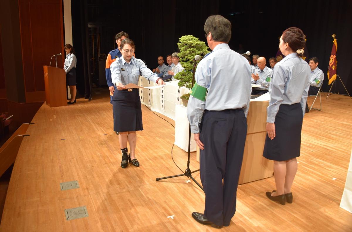 福島県消防協会福島支部長表彰の受章の様子