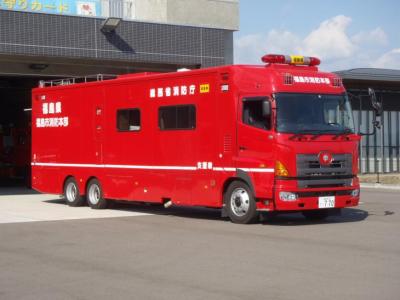 車体が真っ赤なマイクロバスベースの支援車の写真