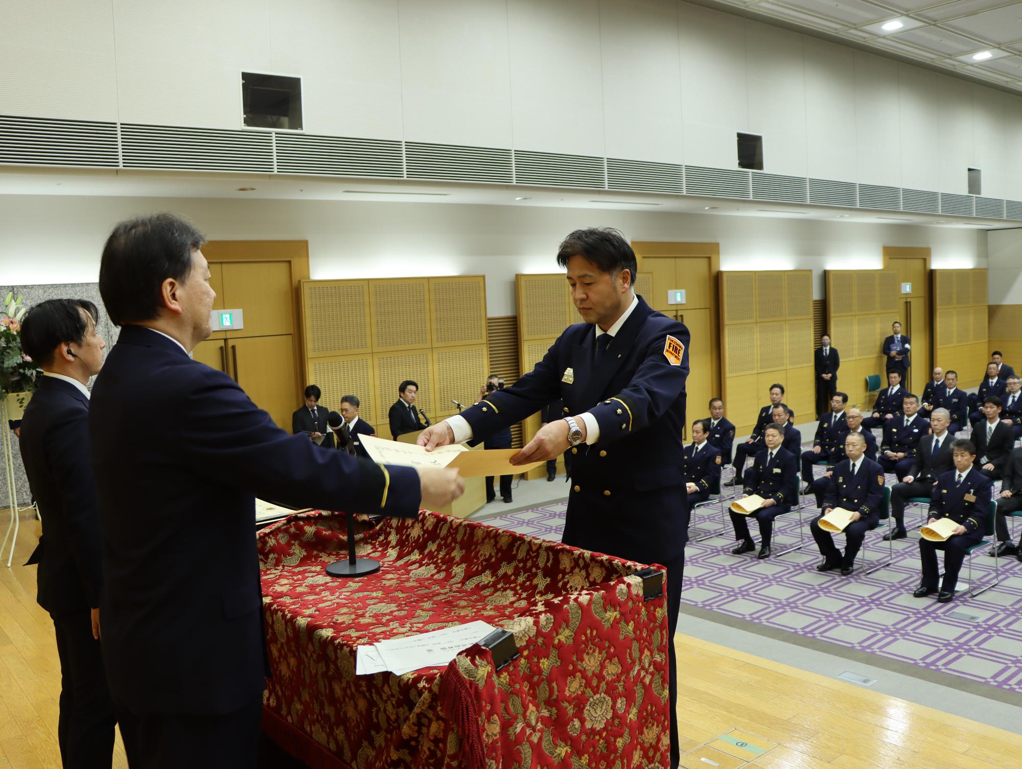 消防庁長官賞状を受ける福島市消防長