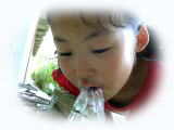 水を飲む少女