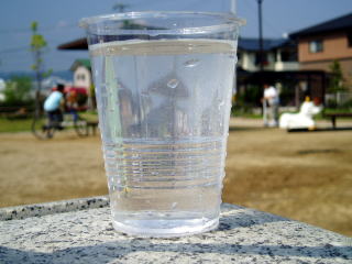 わずかに白濁したコップの水の写真