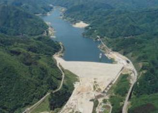 摺上川ダムの航空写真（最高水位到達時H17.4.9）の写真